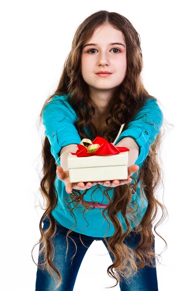Flicka med en gåva — Stockfoto
