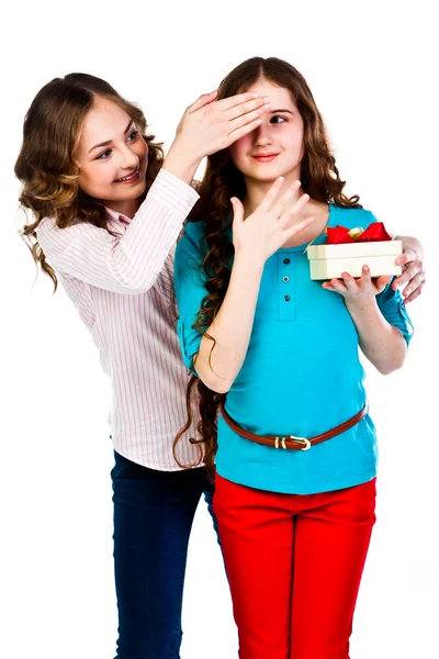 Menina dá uma menina um presente — Fotografia de Stock