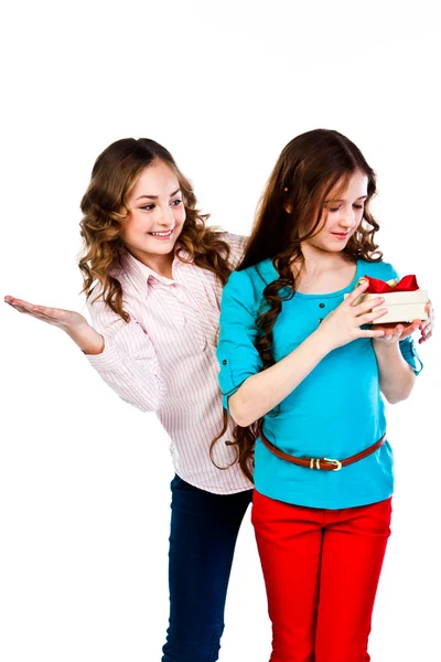Girl gives a girl a gift — Stock Photo, Image