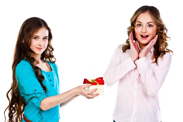 Menina dá uma menina um presente — Fotografia de Stock