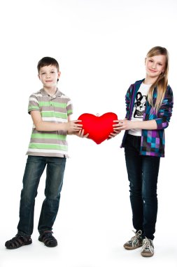 Çocuk bir kız kalp verir.