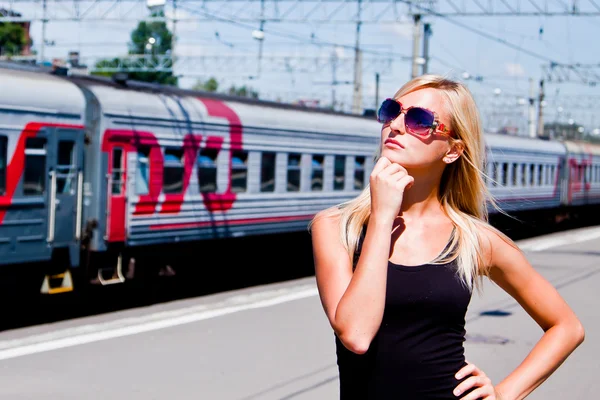 Vrouw op het platform — Stockfoto