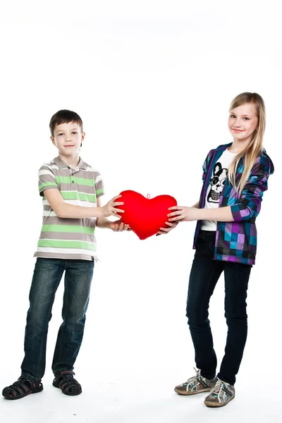 Chico da a una chica un corazón —  Fotos de Stock