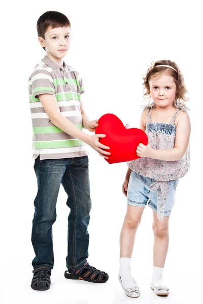 Chico da a una chica un corazón —  Fotos de Stock