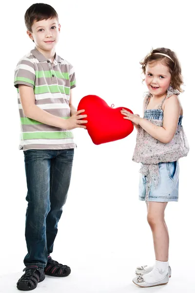 Chico da a una chica un corazón —  Fotos de Stock