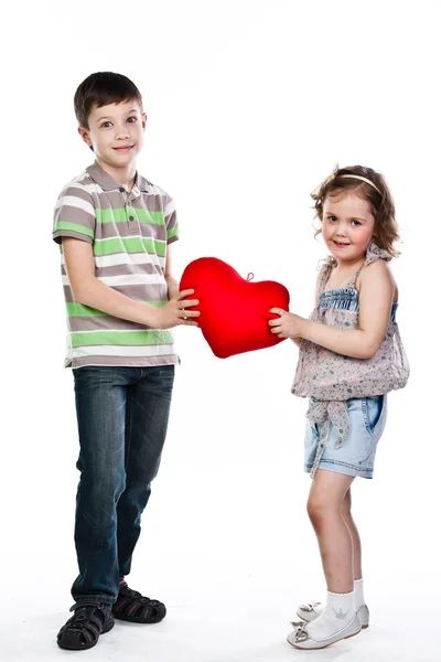 Pojke ger en tjej ett hjärta — Stockfoto