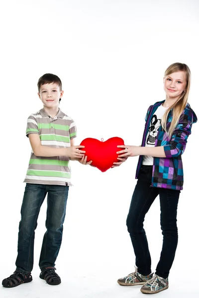 Boy gives a girl a heart — Stock Photo, Image