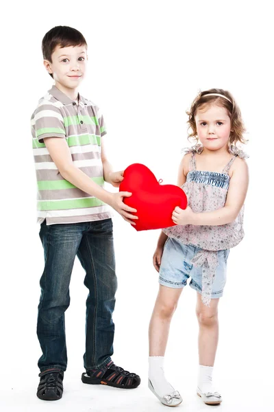 Chico da a una chica un corazón — Foto de Stock