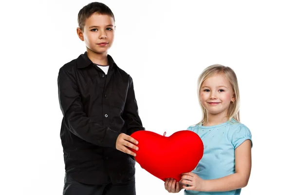 Chico da a una chica un corazón —  Fotos de Stock