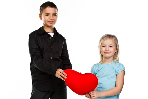 Junge gibt einem Mädchen ein Herz — Stockfoto