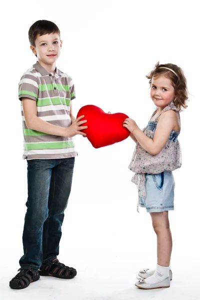 Chico da a una chica un corazón —  Fotos de Stock