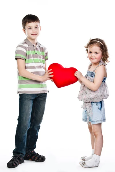 Jongen geeft een meisje een hart — Stockfoto