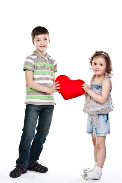 Хлопчик дає дівчині серце — стокове фото