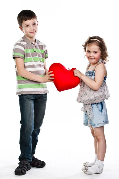 Chlapec dává dívce srdce — Stock fotografie