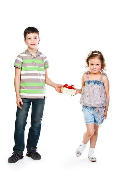 Хлопчик дарує дівчині подарунок — стокове фото