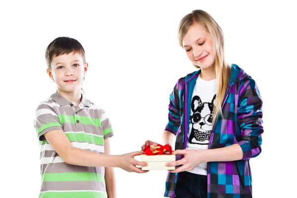 Fiú ad egy lány egy ajándék — Stock Fotó