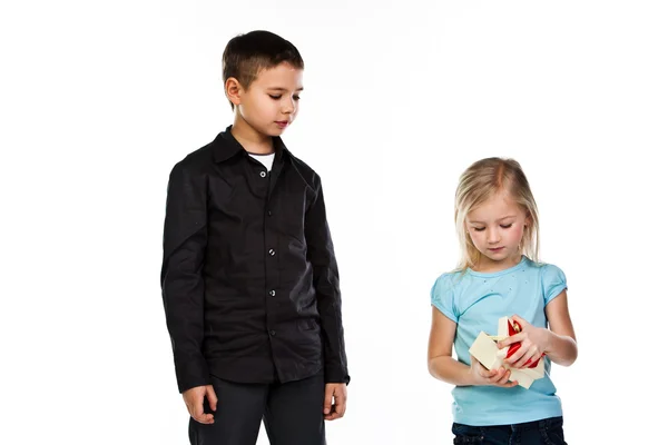 Boy gives a girl a gift — Stock Photo, Image