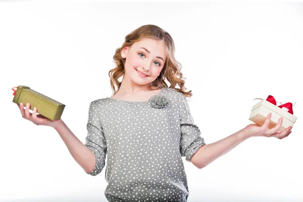 Frau mit einem Geschenk — Stockfoto