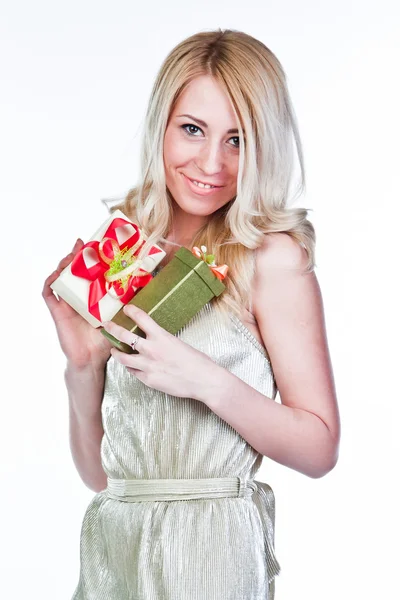 Frau mit einem Geschenk — Stockfoto