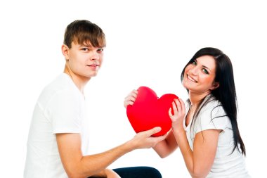 adam bir kadının kalbini verir.