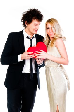 adam bir kadının kalbini verir.