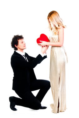 adam bir kadının kalbini verir.