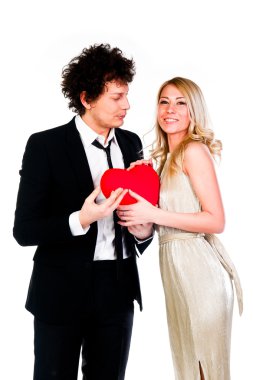 adam bir kadının kalbini verir.