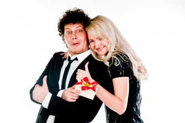 adam bir kadına hediye verir.