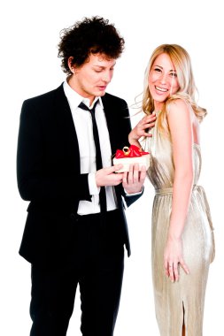 adam bir kadına hediye verir.