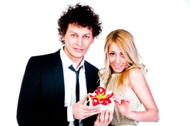 adam bir kadına hediye verir.