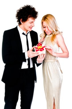 adam bir kadına hediye verir.