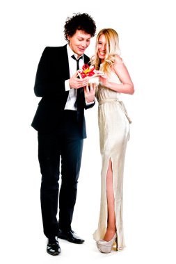 adam bir kadına hediye verir.