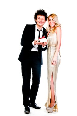 adam bir kadına hediye verir.