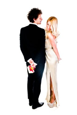 adam bir kadına hediye verir.