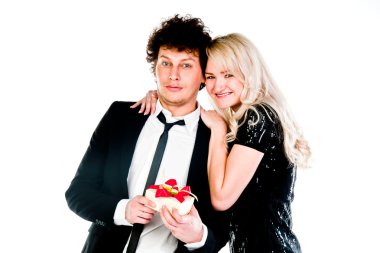 adam bir kadına hediye verir.