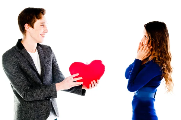 Hombre da a una mujer el corazón — Foto de Stock