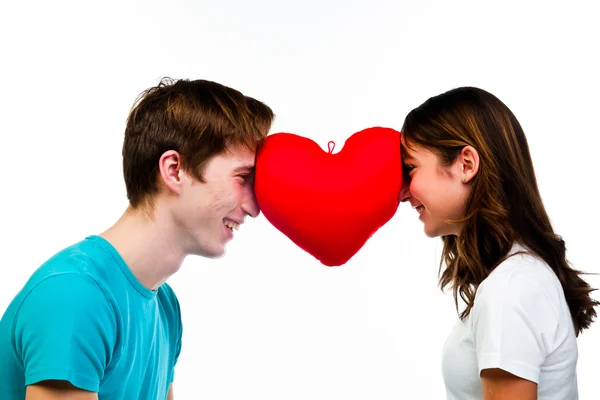 Hombre da a una mujer el corazón — Foto de Stock