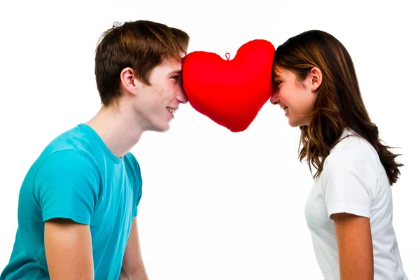 Hombre da a una mujer el corazón — Foto de Stock