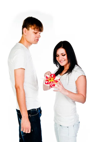 Hombre da a una mujer un regalo — Foto de Stock