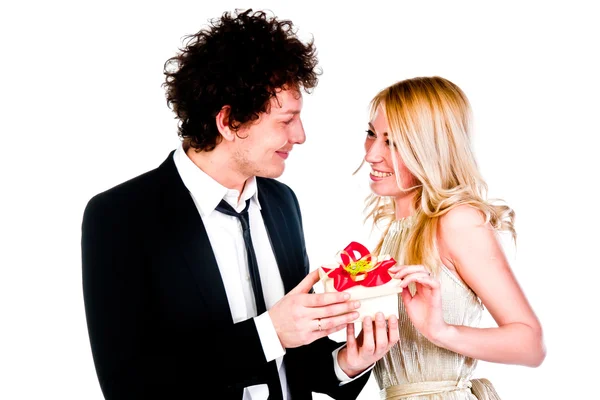 Man gives a woman a gift — Stock Photo, Image