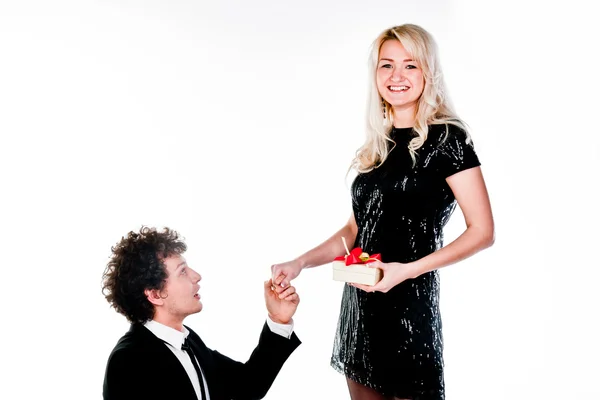 Man gives a woman a gift — Stock Photo, Image