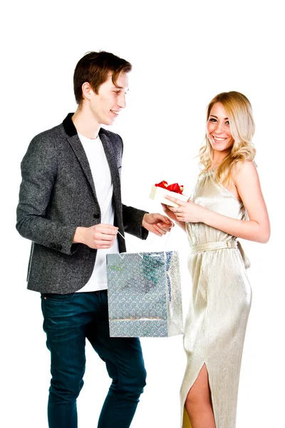 Man gives a woman a gift — Stock Photo, Image