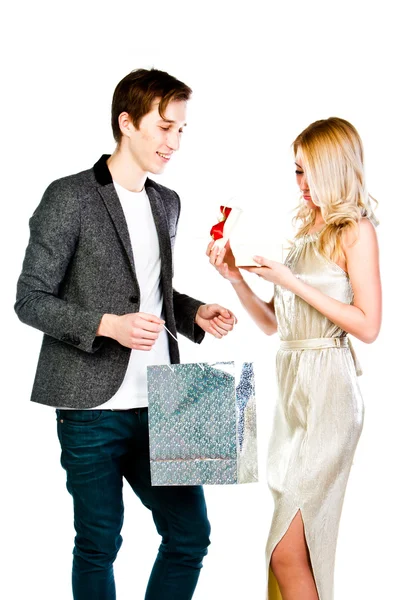 Muž dává ženě dárek — Stock fotografie