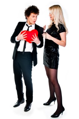 adam bir kadının kalbini verir.