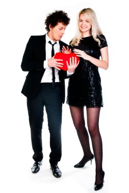 adam bir kadının kalbini verir.