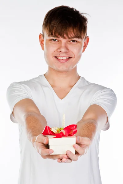 Man met een geschenk — Stockfoto