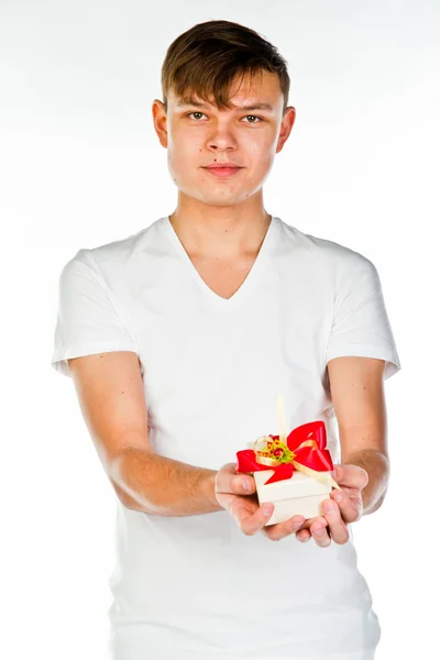 Man met een geschenk — Stockfoto