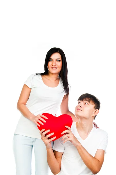 Człowiek daje kobiecie serce — Zdjęcie stockowe