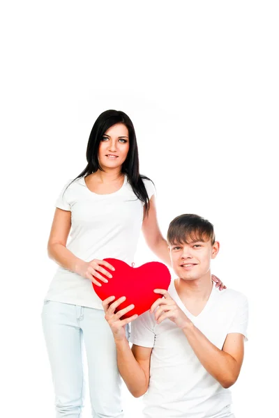 Hombre da a una mujer el corazón — Foto de Stock