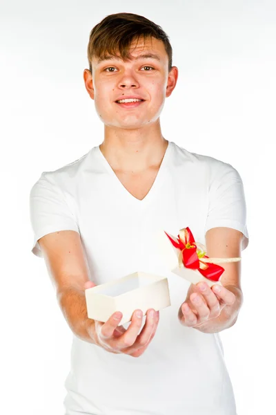 Man met een geschenk — Stockfoto